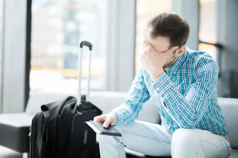 Hombre Preocupado Por Viajar Con Ajuste De Estatus Pendiente